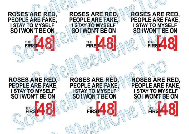 Pu&ograve; includere: Sfondo bianco con un motivo ripetuto di testo. Il testo recita: "Le rose sono rosse, le persone sono false, resto a me stesso quindi non sar&ograve; presente". Il numero "48" &egrave; in una casella rossa sotto il testo.