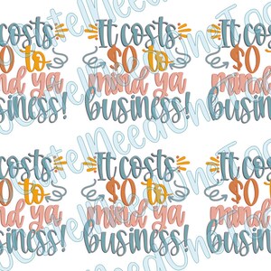 Pu&ograve; includere: Motivo ripetuto con la frase "It costs 0 $ to mind ya business!" in stile scritto a mano. Il testo &egrave; in verde acqua, arancione e pesca su sfondo bianco. Il design ha un'estetica casual e divertente.