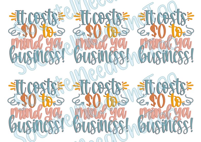 Pu&ograve; includere: Motivo ripetuto con la frase "It costs 0 $ to mind ya business!" in stile scritto a mano. Il testo &egrave; in verde acqua, arancione e pesca su sfondo bianco. Il design ha un'estetica casual e divertente.