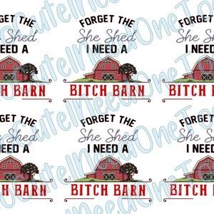 Pu&ograve; includere: Motivo ripetuto di un'illustrazione di fienile rosso con la scritta "FORGET THE She Shed I NEED A BITCH BARN" in nero e rosso. Il fienile ha un tetto bianco, un albero e una collina erbosa.