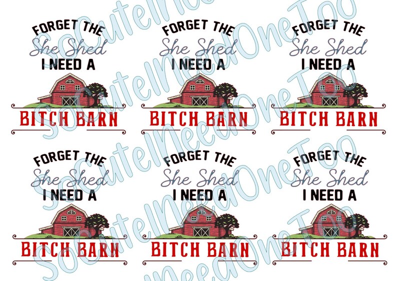 Pu&ograve; includere: Motivo ripetuto di un'illustrazione di fienile rosso con la scritta "FORGET THE She Shed I NEED A BITCH BARN" in nero e rosso. Il fienile ha un tetto bianco, un albero e una collina erbosa.