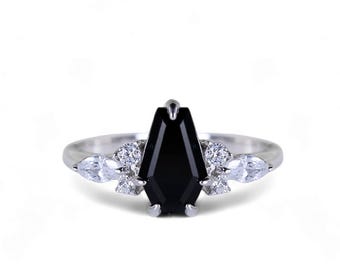 Anillo de compromiso Trinity Gold con corte de ataúd