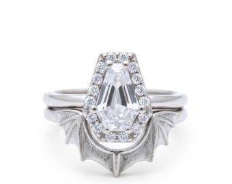 Neveah Coffin & Bat Band Gold Ring Set