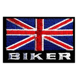 Könnte beinhalten: Gestickter Aufnäher mit der Union-Jack-Flagge in Rot, Weiß und Blau. Das Wort "BIKER" ist in weißen Blockbuchstaben unter der Flagge auf schwarzem Hintergrund gestickt. Der Aufnäher ist rechteckig.