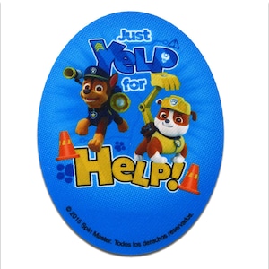 Könnte beinhalten: Ein runder Aufkleber in Blau und Gelb mit zwei Cartoon-Hunden aus der Zeichentrickserie Paw Patrol. Der Text auf dem Aufkleber lautet "Just Yelp for Help!" mit zwei orangefarbenen Verkehrskegeln auf beiden Seiten des Textes. Die Copyright-Informationen am unteren Rand des Aufklebers lauten "© 2016 Spin Master. Todos los derechos reservados."