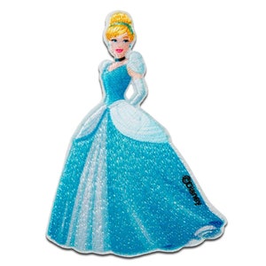 Puede incluir: Un parche bordado de planchado con Cenicienta en su icónico vestido de baile. El parche es azul y blanco con un acabado brillante e incluye el logotipo de Disney.