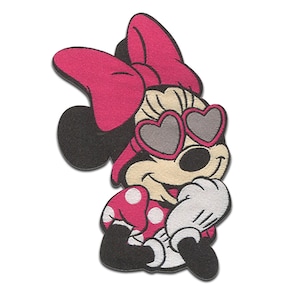 Puede incluir: Un personaje de dibujos animados rosa y negro con un lazo rosa y gafas de sol en forma de corazón. El personaje lleva un vestido de lunares rojos y blancos.