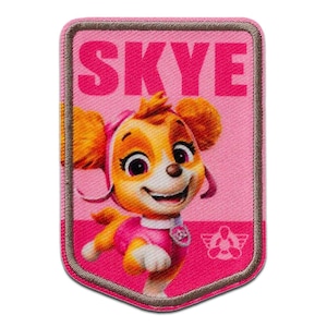 Op de afbeelding: Een roze en bruin geborduurde patch met Skye van Paw Patrol. De patch heeft een rechthoekige vorm met afgeronde hoeken en een bruine rand. De naam "SKYE" staat in grote roze letters bovenaan. Skye draagt een roze outfit.