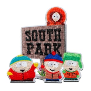Op de afbeelding: Geborduurde patch met het South Park-bord en personages. Het bord is bruin met zwarte tekst. De personages zijn onder meer Cartman in een rode jas, Stan in een bruine jas, Kyle in een oranje jas en Kenny in een oranje capuchon.