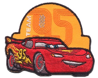 Ecusson - CARS 2 "FLASH MCQUEEN TEAM 95" Disney - rouge - 8,3 x 6,6 cm - patches brode appliques