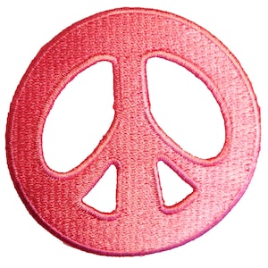 Può includere: Una toppa ricamata a forma di segno della pace rosa. La toppa è realizzata in un tessuto morbido e testurizzato e ha un contorno bianco.
