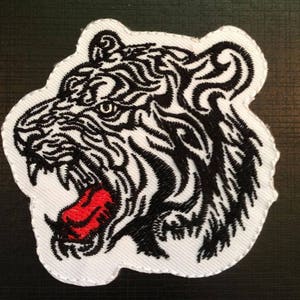 Aufnäher / Bügelbild - Tiger Tier - weiß - 7.5 x 8 cm - Patch Aufbügler Applikationen zum aufbügeln Applikation Patches Flicken