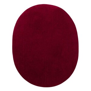 Può includere: Un tappeto ovale di colore rosso scuro con una superficie testurizzata.