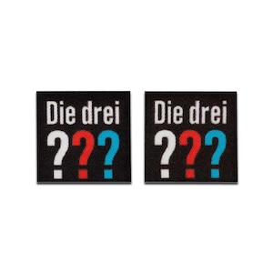 Può includere: Due toppe di tessuto nero con testo bianco che recita "Die drei" e tre punti interrogativi in bianco, rosso e blu.
