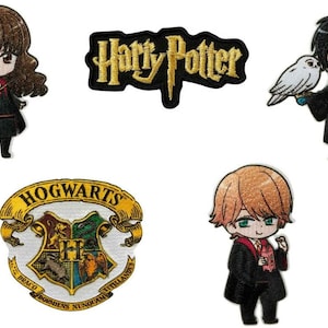 Könnte beinhalten: Fünf gestickte Bügelbilder mit Harry-Potter-Charakteren und -Logos. Die Patches zeigen ein Mädchen mit braunen Haaren und einem Zauberstab, einen Jungen mit schwarzen Haaren und eine weiße Eule, ein Hogwarts-Wappen und zwei Harry-Potter-Logos.