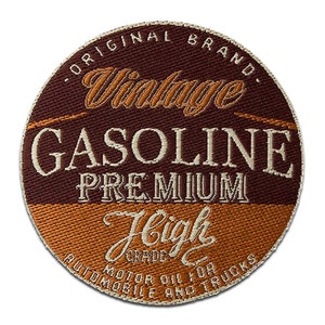 Peut inclure: Un patch rond de style vintage, brun et orange, avec le texte "Original Brand Vintage Gasoline Premium High Grade Motor Oil for Automobile and Trucks".