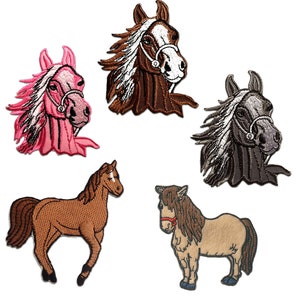 Pode incluir: Cinco patches bordados para passar a ferro com diferentes designs de cavalos. Os patches incluem uma cabeça de cavalo rosa, uma cabeça de cavalo castanho, uma cabeça de cavalo cinzento, um cavalo castanho e um pônei castanho e bege.