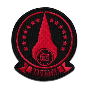 Könnte beinhalten: Gestickter Aufnäher mit schwarzem Hintergrund und rotem Design. Das Design zeigt eine zentrale Raketenform, umgeben von einem Ring aus roten Sternen. Das Wort "DARKSTAR" ist auf einem roten Banner unten abgebildet. Der Aufnäher hat eine runde Form.