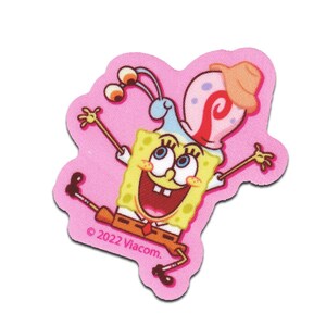 Könnte beinhalten: Ein rosa, gestanzter Aufkleber mit SpongeBob Schwammkopf und Gary der Schnecke. SpongeBob ist gelb mit einem breiten Lächeln und trägt orangefarbene Shorts. Gary hat ein rosa Gehäuse und einen Hut. Der Aufkleber hat den Text "© 2022 Viacom."