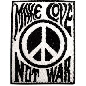 Könnte beinhalten: Ein weißer Patch mit einem schwarzen Peace-Zeichen und dem Text "Make Love Not War" in einer Retro-Schrift.