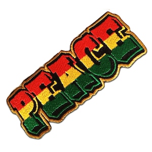Könnte beinhalten: Ein gestickter Aufnäher mit dem Wort "PEACE" in einer stilisierten Schriftart, in den Farben Rot, Gelb und Grün.