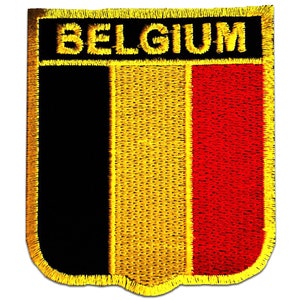 Könnte beinhalten: Ein gestickter Aufnäher mit der belgischen Flagge in Schwarz, Gelb und Rot mit dem Schriftzug "BELGIEN" in gelben Buchstaben.