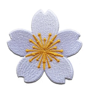 Peut inclure: Écusson de fleur brodée blanche avec un centre jaune. Le patch présente un design à cinq pétales avec des coutures détaillées, parfait pour ajouter aux vêtements ou aux accessoires. Les pétales de la fleur sont légèrement texturés.