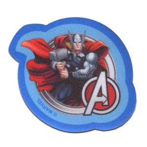 Op de afbeelding: Een cirkelvormige patch met Thor van de Avengers. Thor wordt afgebeeld met blond haar, een rode cape en een zilveren helm. Het "A"-logo van de Avengers is zichtbaar, tegen een blauwe achtergrond met een lichtblauwe rand. Het Marvel-logo is ook aanwezig.