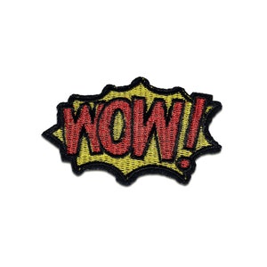 Peut inclure: Écusson brodé avec le mot "WOW!!" en rouge, bordé de noir, sur un motif d'explosion jaune. Le patch est de style bande dessinée, idéal pour ajouter aux vêtements ou accessoires.