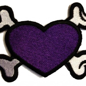 Aufnäher / Bügelbild - Herz mit Knochen Emo - lila - 8,0 x 6,4 cm - Patch Aufbügler Applikationen zum aufbügeln Applikation Patches Flicken