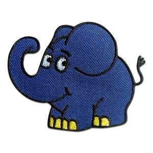 Op de afbeelding: Een blauwe denim olifantenpatch met een lachend gezicht, witte ogen en gele voeten. De patch heeft een zwarte omtrek en is ontworpen in cartoonstijl. Geschikt voor het versieren van kleding of accessoires.