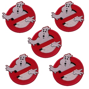Peut inclure: Ensemble de cinq patchs thermocollants brodés rouge et blanc représentant le logo des Ghostbusters avec un fantôme à l'intérieur.