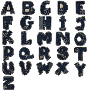 Pode incluir: Um conjunto de 26 letras do alfabeto feitas de tecido jeans com um design costurado. Cada letra é contornada em branco e tem um pequeno design dourado no centro.