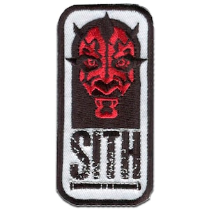 Puede incluir: Un parche bordado rojo y negro con la imagen de la cara de Darth Maul y la palabra "SITH" en letras blancas.