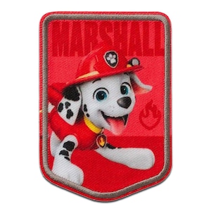 Op de afbeelding: Geborduurde patch met Marshall van Paw Patrol. De patch is rood met een rechthoekige vorm en een bruine rand. Marshall, een Dalmatische puppy, draagt een rode brandweerhelm en uniform. Het woord "MARSHALL" staat bovenaan gedrukt.