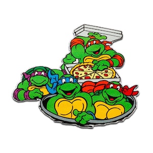 Può includere: Grafica colorata con i Teenage Mutant Ninja Turtles. Le tartarughe sono raffigurate nei loro colori caratteristici, con una pizza in una scatola e una pizza su un vassoio. L'immagine ha uno stile cartoon.