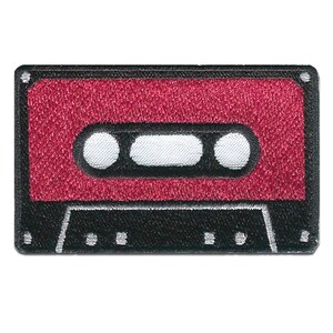 Peut inclure: Un patch brodé en forme de cassette audio rouge et noir. La cassette est rouge avec des détails blancs et un contour noir. Le patch est parfait pour ajouter une touche rétro aux vêtements, aux sacs ou à d'autres accessoires.