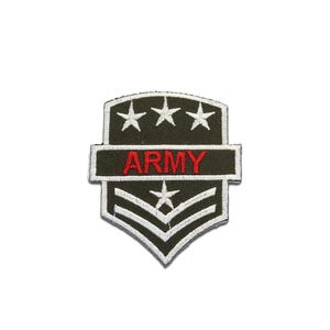 Könnte beinhalten: Ein olivgrüner, gestickter Army-Aufnäher mit weißen und roten Details. Der Aufnäher zeigt das Wort "ARMY" in roter Schrift. Oben befinden sich drei weiße Sterne und unten ein einzelner Stern mit weißen Streifen.