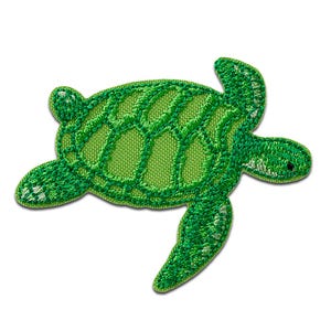 Op de afbeelding: Een groen geborduurd embleem in de vorm van een zeeschildpad. De patch heeft verschillende groentinten, met een getextureerd uiterlijk. De schild heeft een gedetailleerd, geometrisch patroon en de vinnen en kop zijn ook geborduurd.