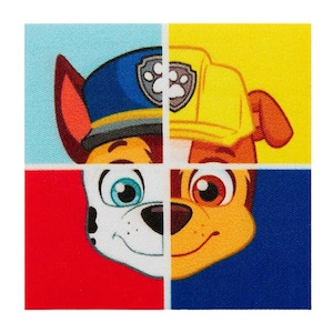 Könnte beinhalten: Ein farbenfrohes Patchwork-Design mit dem Gesicht eines Cartoon-Hundes vor verschiedenen farbigen Hintergründen. Der Hund trägt einen blauen und gelben Hut.