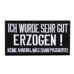 Könnte beinhalten: Schwarzer gestickter Aufnäher mit weißem Text, der "Ich wurde sehr gut erzogen! Keine Ahnung, was dann passierte!" lautet.