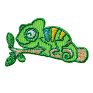 Może przedstawiać: Zielona haftowana naszywka do prasowania przedstawiająca kameleona siedzącego na gałęzi z kolorowymi paskami na ciele.