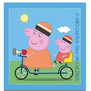 Può includere: Un maiale rosa con un casco rosso e bianco guida una bicicletta blu con un maiale rosa più piccolo con un casco rosso sul sedile posteriore. La bicicletta ha una sella gialla e un clacson rosso. Lo sfondo è blu con un sole giallo e una nuvola bianca.