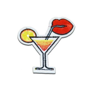 Peut inclure: Écusson brodé représentant un verre à cocktail avec une tranche d'orange et des lèvres rouges. Le verre contient un liquide orange et une paille. L'écusson a une bordure blanche et est adapté aux vêtements ou accessoires.