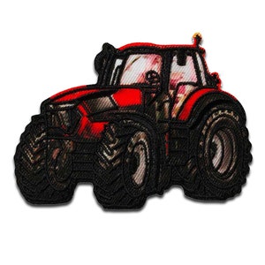 Może przedstawiać: Czerwony traktor z czarnymi kołami i czarną ramą. Traktor ma czarny wydech i czarne siedzenie. Traktor znajduje się na białym tle.