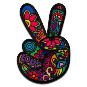 Può includere: Una toppa a forma di segno della pace colorata con un contorno nero. Il segno della pace è pieno di una varietà di motivi e colori, tra cui vortici, fiori, cuori e la parola "love".