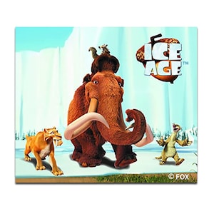 Könnte beinhalten: Eine bunte Illustration von Figuren aus dem Animationsfilm Ice Age. Manny das Mammut steht im Zentrum, mit Sid dem Faultier rechts und Diego dem Säbelzahntiger links. Scrat das Eichhörnchen sitzt auf Mannys Kopf. Der Titel "Ice Age" befindet sich in der oberen rechten Ecke.