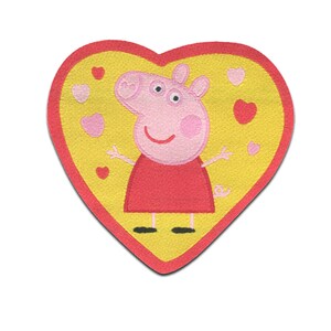 Puede incluir: Parche bordado en forma de corazón con Peppa Pig. El parche tiene un fondo amarillo con un borde rojo y pequeños corazones rosas y rojos. Peppa Pig lleva un vestido rojo y tiene los brazos extendidos.