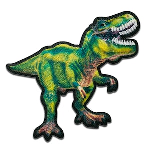 Op de afbeelding: Groene en gele geborduurde dinosaurus patch met een zwarte omtrek. De dinosaurus staat op alle vier poten, met zijn bek open en zichtbare tanden.