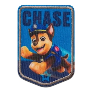 Op de afbeelding: Geborduurde patch met Chase van Paw Patrol. De patch is rechthoekig met afgeronde hoeken en een grijze rand. Chase, een lachende cartoonhond, is afgebeeld in een blauw uniform met het woord "CHASE" erboven.